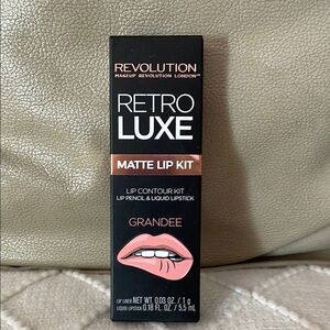 NIB Revolution Retro Luxe Matte Lip Kit - Grandee